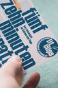 eine Hand hält einen LitClips-Flyer